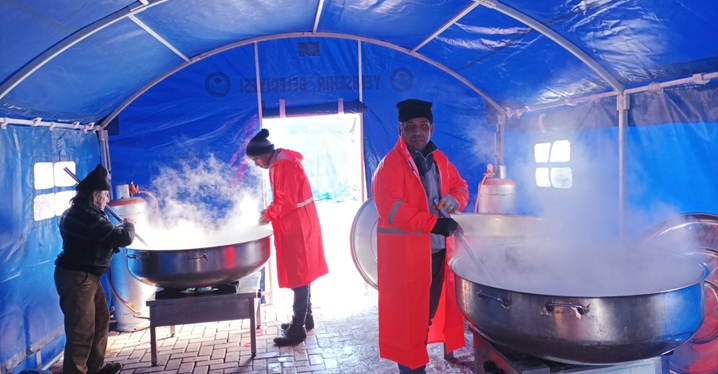 Yenişehir Belediyesi Adıyaman&rsquo;da Her G&uuml;n 4 Bin Kişiye Yemek İkram Ediyor