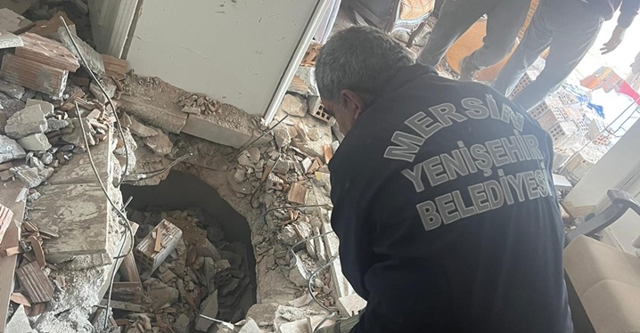 Yenişehir Belediyesi Ekipleri 4 Kişiyi Enkaz Altından &Ccedil;ıkartmayı Başardı