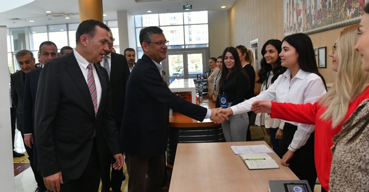 Chp'li &Ouml;zg&uuml;r &Ouml;zel, Yenişehir Belediyesi Giysi Evi'nde Depremzedeleri Ziyaret Etti