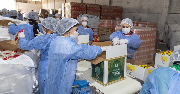 Mersin B&uuml;y&uuml;kşehir, 120 Bin Haneye Gıda Kolisi Ulaştırıyor