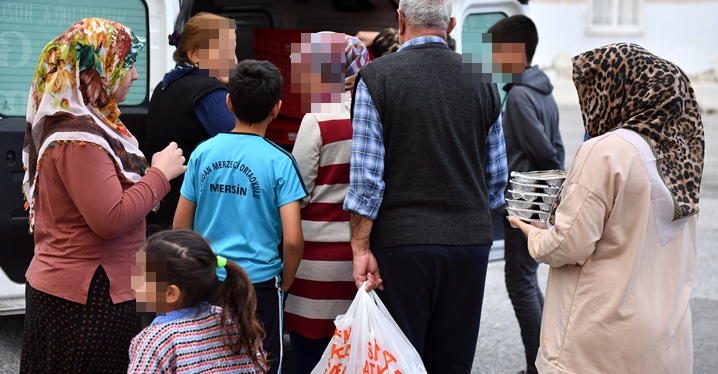 Mersin B&uuml;y&uuml;kşehir, İftar Yemeği Dağıtımlarını S&uuml;rd&uuml;r&uuml;yor