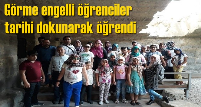 G&ouml;rme engelli &ouml;ğrenciler tarihi dokunarak &ouml;ğrendi