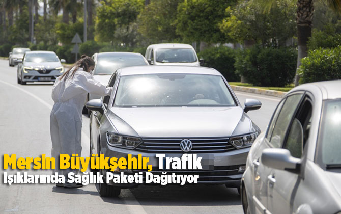 Mersin B&uuml;y&uuml;kşehir, Trafik Işıklarında Sağlık Paketi Dağıtıyor