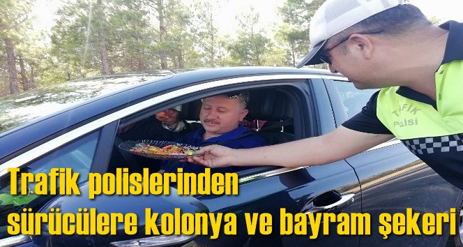 Trafik polislerinden s&uuml;r&uuml;c&uuml;lere kolonya ve bayram şekeri