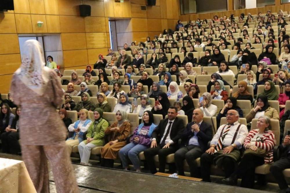 Rize'de Hatice K&uuml;bra Tongar'a yoğun ilgi