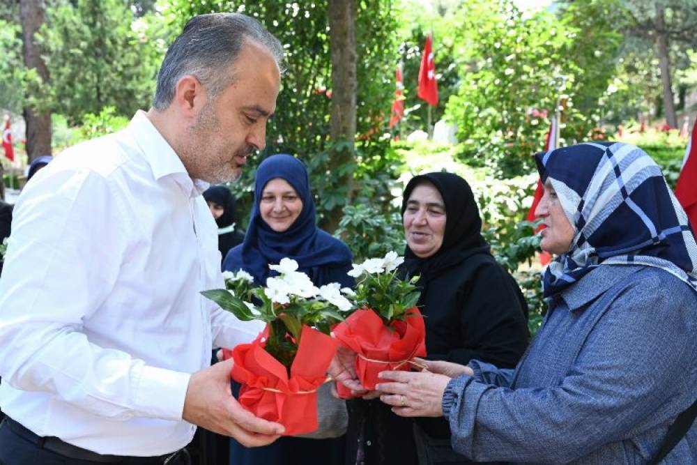 Şehitlikte bayram h&uuml;zn&uuml;