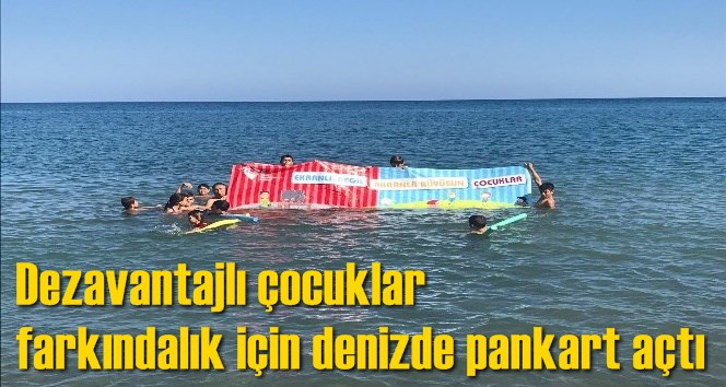 Dezavantajlı &ccedil;ocuklar farkındalık i&ccedil;in denizde pankart a&ccedil;tı