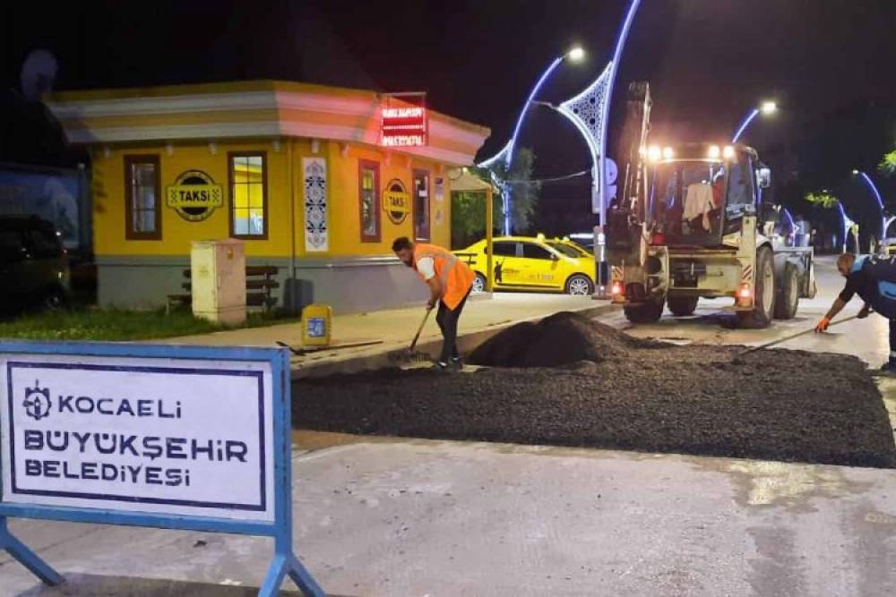 Kocaeli'de Turan G&uuml;neş Caddesi'ne gece bakımı