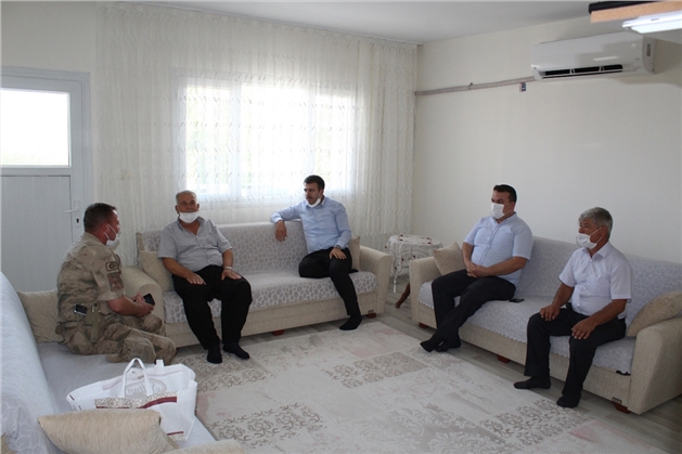 Hassa Kaymakamı Kadir Yurdag&uuml;l şehit ailelerini ziyaret etti