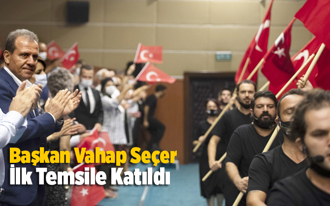Başkan Vahap Se&ccedil;er, Şehir Tiyatrosu&rsquo;nun Yeni Sezondaki İlk Temsiline Katıldı