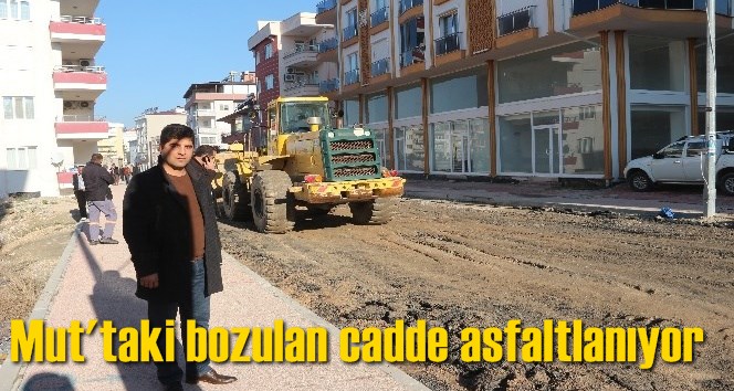 Mut'taki bozulan cadde asfaltlanıyor