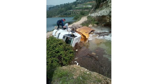 Mersin'de yol &ccedil;&ouml;kt&uuml;, kamyon devrildi