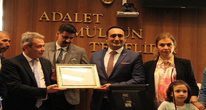 Toroslar'da Afşın Yılmaz mazbatasını aldı