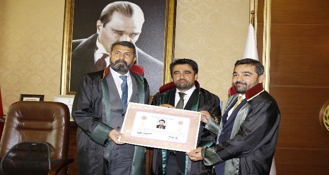 AK Parti Mersin İl Başkanı Ercik, yemin edip c&uuml;ppe giyerek avukat oldu