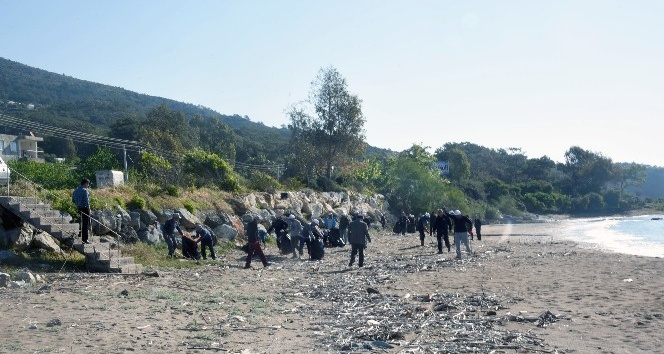 Mahkumlardan sahil temizliği