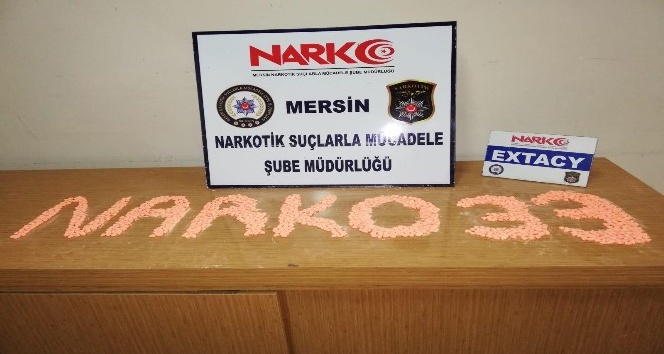 Mersin'de 2 ara&ccedil;ta 6 bin 17 ectacy uyuşturucu hap ele ge&ccedil;irildi