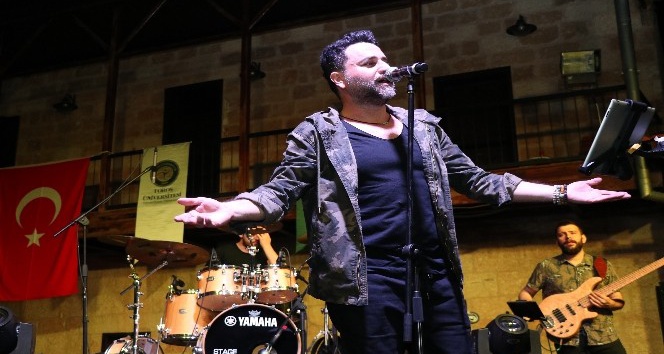 Bora Duran, Toros &Uuml;niversitesi &ouml;ğrencileriyle konserde buluştu