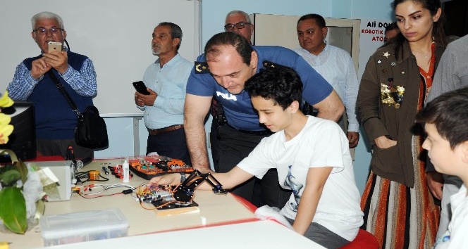 Hayırsever &ouml;ğretmen, okuluna robotik kodlama at&ouml;lyesi kurdu