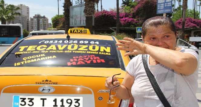 Taksisinin camına yazdırdığı yazı, g&ouml;renleri ağlattı