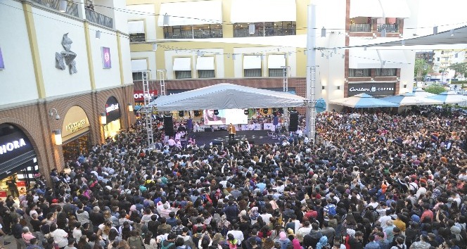 Forum Mersin'de Oğuzhan Ko&ccedil; r&uuml;zgarı