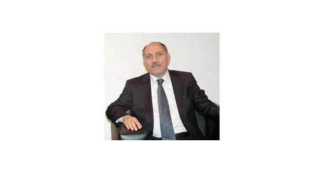 AKP Mersin Milletvekilli Saffet Benli, k&ouml;yl&uuml; kadının elini &ouml;pt&uuml;