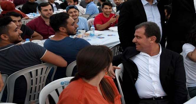Başkan Se&ccedil;er, &uuml;niversite &ouml;ğrencileriyle kamp&uuml;ste iftar yaptı