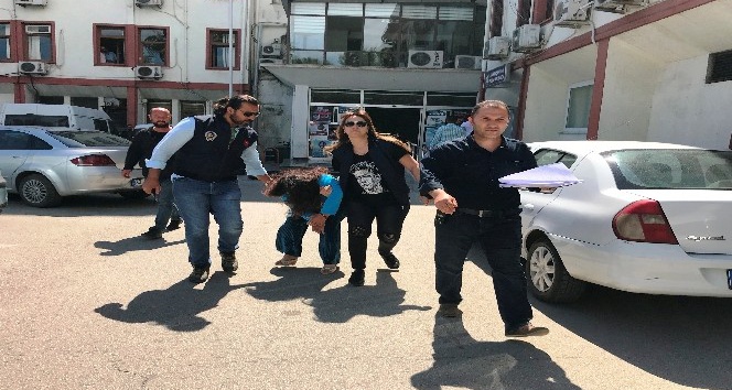 Yaşlı adamları dolandıran kadın, g&ouml;r&uuml;nt&uuml;lenmemek i&ccedil;in elinden geleni yaptı