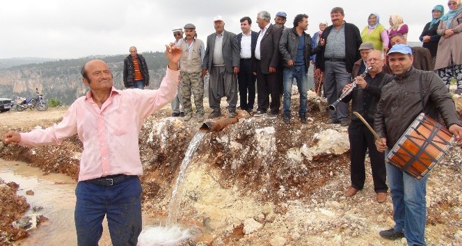Mahallelerine 50 yıl aradan sonra gelen su i&ccedil;in davul zurna &ccedil;aldırıp g&ouml;bek attılar
