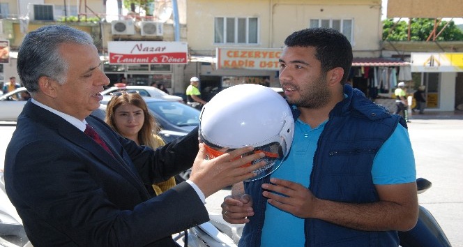 Silifke'de motosiklet s&uuml;r&uuml;c&uuml;lerine kask dağıtıldı