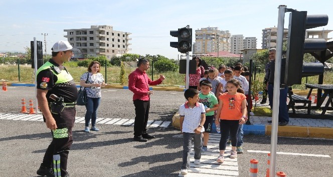 Erdemli Belediyesi'nden &ouml;ğrencilere &uuml;cretsiz trafik eğitimi
