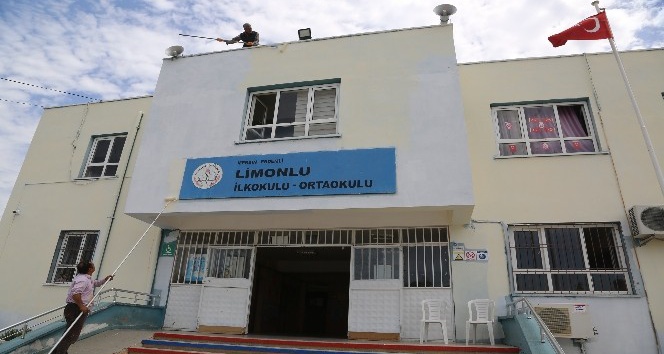 Erdemli Belediyesi'nin okullara desteği s&uuml;r&uuml;yor