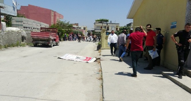 Sokak ortasında tartıştığı adamın boğazını keserek &ouml;ld&uuml;rd&uuml;