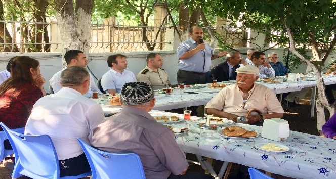 Kaymakam &Uuml;nal, huzur evi sakinleri ve hastalarla bayramlaştı