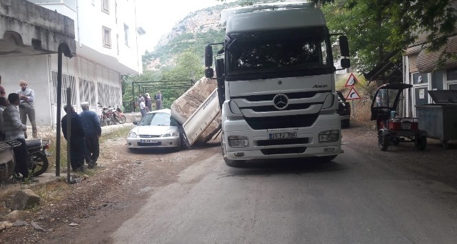 Tırın taşıdığı dev mermer blok otomobilin &uuml;zerine d&uuml;şt&uuml;