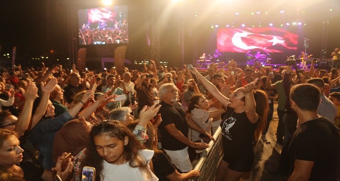 Sibel T&uuml;z&uuml;n, Soli G&uuml;neş Festivali'nde sahne aldı