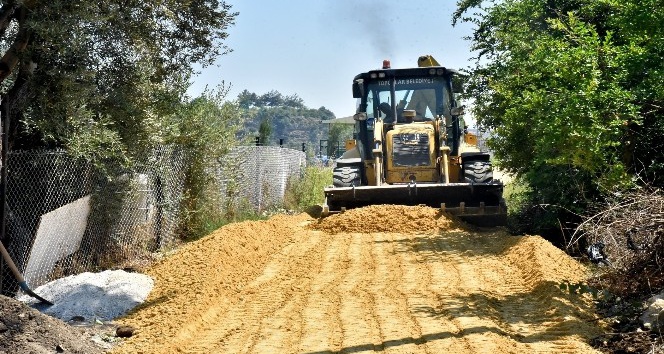 Toroslar'da yol &ccedil;alışmaları aralıksız s&uuml;r&uuml;yor