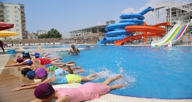 Erdemli Belediyesi'nin y&uuml;zme geliştirme kursları başladı