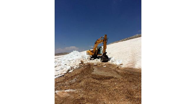 Y&ouml;r&uuml;klerin karla kapanan g&ouml;&ccedil; yolları a&ccedil;ılıyor