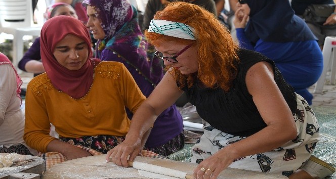 &Uuml;z&uuml;ml&uuml; Mahallesi kadınları, lezzetlerini kentlilerle buluşturdu