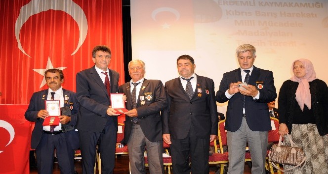 Erdemli'de Kıbrıs gazilerine madalya