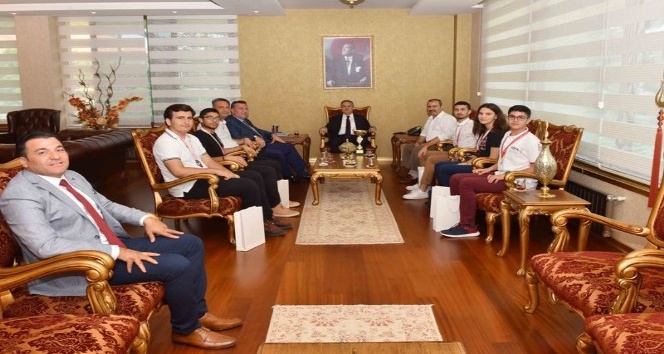 Vali Su, şampiyon &ouml;ğrencileri kabul etti