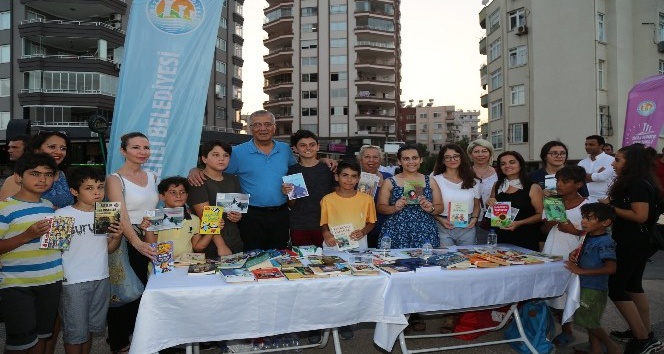 &Ccedil;ocuklar sokak hayvanları i&ccedil;in kitap sattı