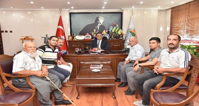 Toroslar Belediye Başkanı Yılmaz, Halk G&uuml;n&uuml;'nde Vatandaşları Dinledi