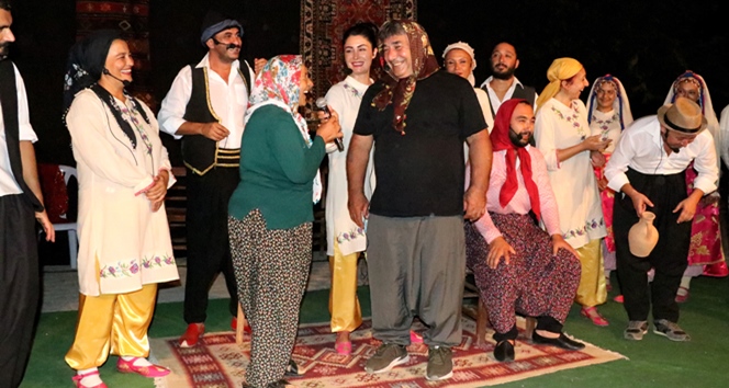 Mersin'de &Ccedil;ocuklar İlk Kez Tiyatro İzlemenin Heyecanını Yaşıyor