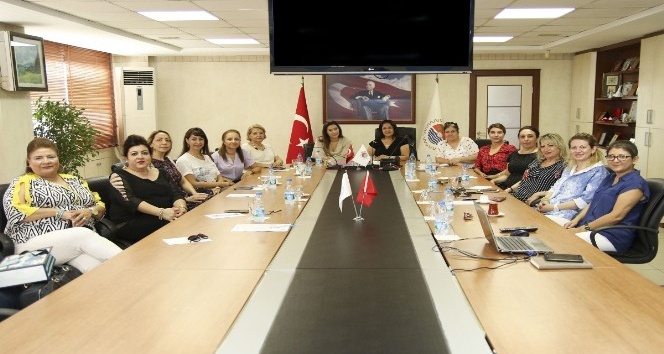Kadın girişimciler kot giysileri d&ouml;n&uuml;şt&uuml;rerek katmadeğer sağlayacak