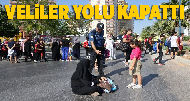 &Ccedil;ocukları i&ccedil;in yolu trafiğe kapattılar