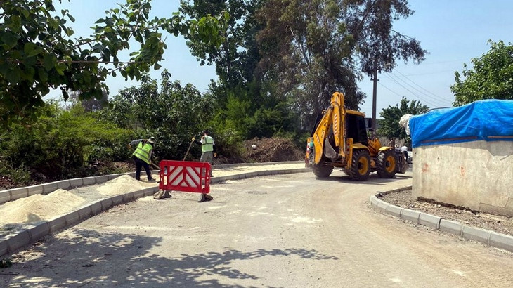 Akdeniz’de Asfalt Ve Kaldırım Yenileme Çalışmaları Sürüyor