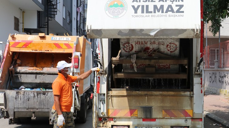 Toroslar’da Kurban Bayramı Sonrası Çöp Konteynerleri Dezenfekte Edildi
